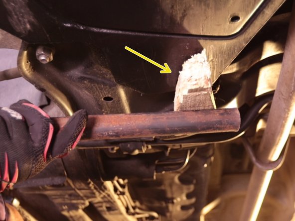 Placer une cale en bois entre la barre et la voiture pour avoir une meilleure prise