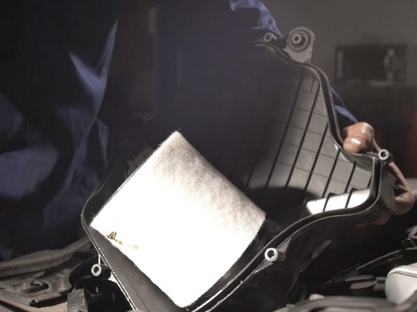 Une fois les 5 vis retirées, tirer sur le couvercle de la boite pour l'ouvrir