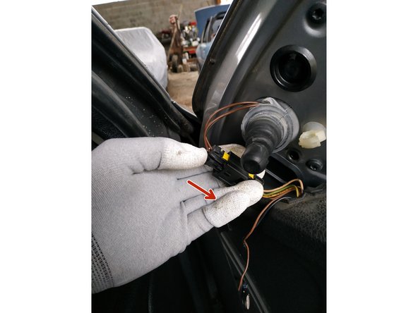 rebrancher la prise en appuyant dessus (on doit entendre un &quot;clic&quot;)