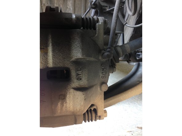 Voici l'étrier dévisser le boulon du bas pou le faire pivoter de 180°