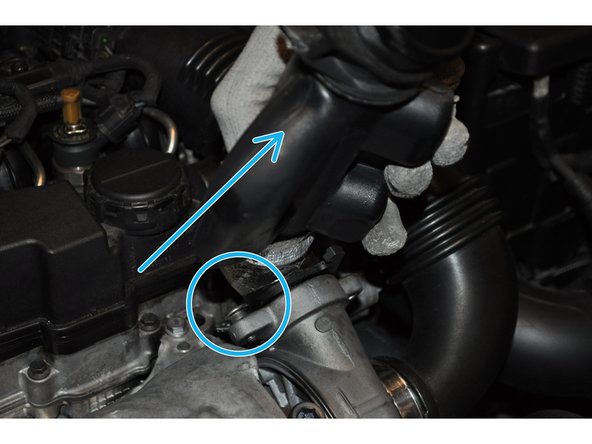 Puis faire pivoter la conduite vers soi afin de libérer le pion de centrage du turbo