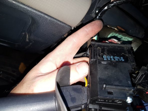 Suivant la version de votre clio, vous pouvez avoir les commandes radios également.