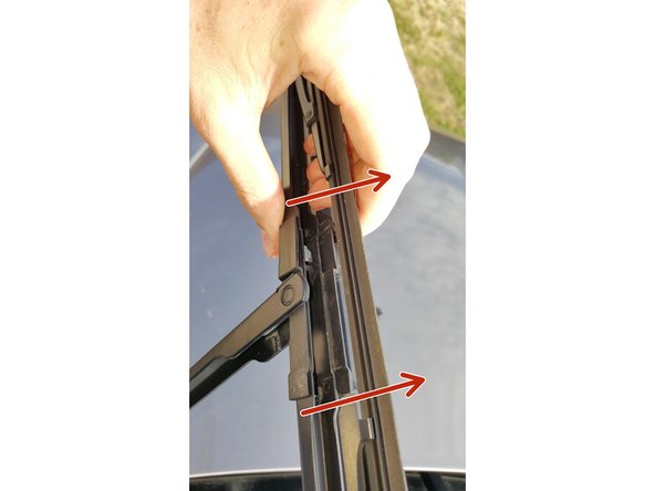 
Push the broom upwards to remove it from its support (it is clipped in the center and at both ends)
