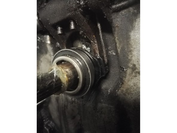 Regraisser l'axe et mettre en place la nouvelle butée, reclipser les &quot;ressorts&quot; à l'aide d'un tournevis également