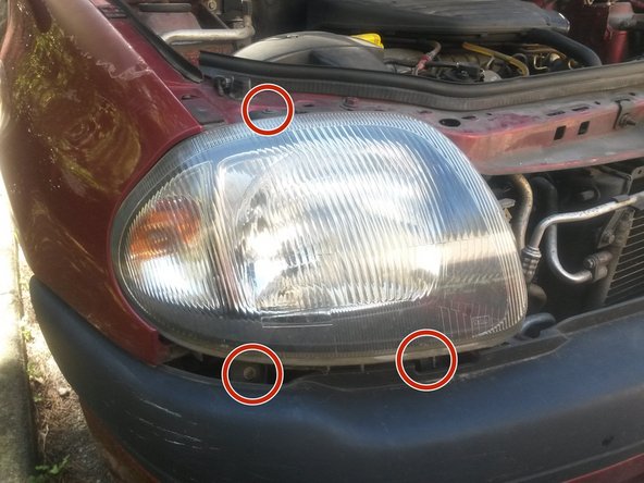 Dévisser et déconnecter le phare coté droit. 1 vis sur le dessus, 2 vis sur le dessous et tous les connecteurs par derrière.