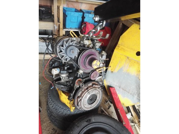 Dévisser les 4 vis de fixation de la boite puis extraire la boite en la tirant dans l'axe du moteur