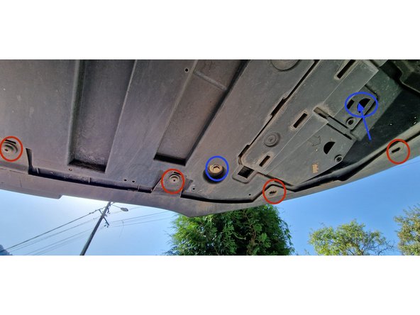 Dévisser les 5 boulons de 10mm (3 visibles &gt; gauche centre droite et 2 cachés par un cache dans la trape &gt; gauche et droite).