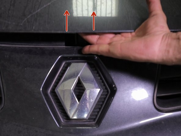 Ouvrir le capot en le déverrouillant via le loquet au niveau du logo