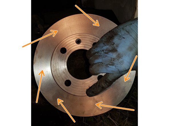 Pulvériser du nettoyant frein sur les surfaces du disque qui vont être en contact avec les plaquettes afin d'enlever la paraffine qui sert à protéger le métal de la rouille.