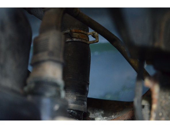 Retirez le collier de serrage de la durite inférieure du radiateur puis retirez la durite.