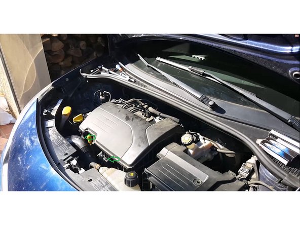 la boite est maintenue par les clip sur le moteur il suffit de soulever la boite à air pour la déclipser