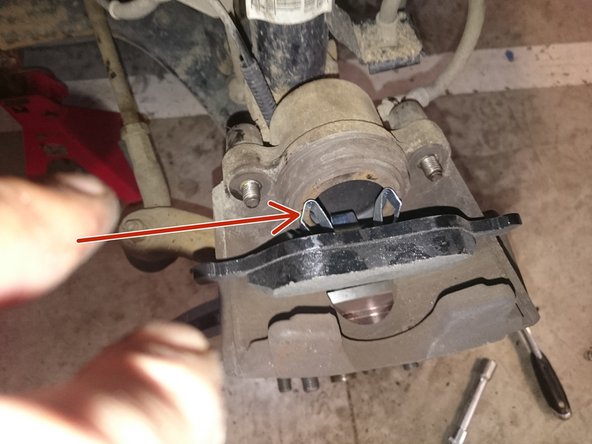 insérer l’agrafe de la premier plaquette dans le piston.