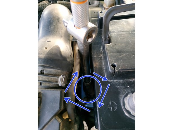 et visser à l'aide de la clé à cliquet, rallonge et douille de 10mm