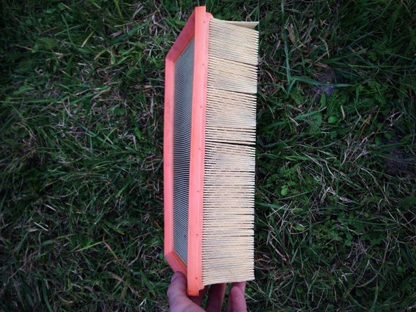 Pour enlever le filtre à air, soulevez le délicatement, il viendra vers vous sans forcer.