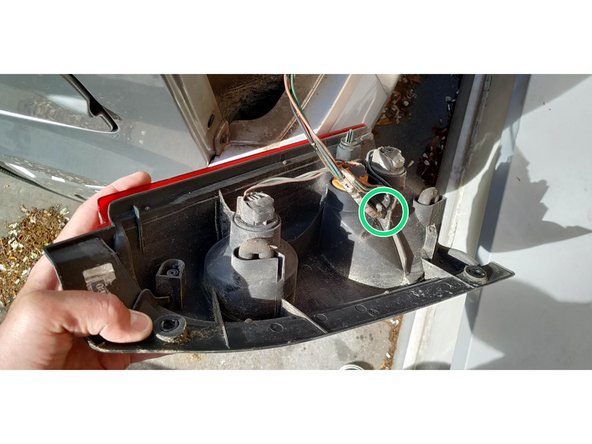 Une fois le bloc feu retiré, dégraffer le câble d'alimentation de son emplacement pour vous permettre de travailler plus facilement.