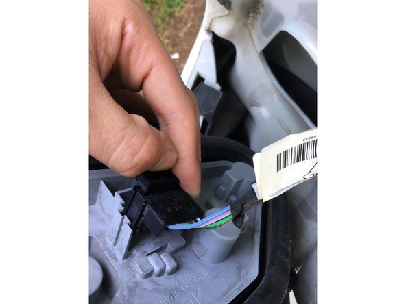 Retirez la prise en appuyant a sur l'extrémité de la prise