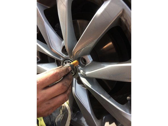 Remettre la roue, penser à graisser ... mettre un petit coup de serrage en étoile.