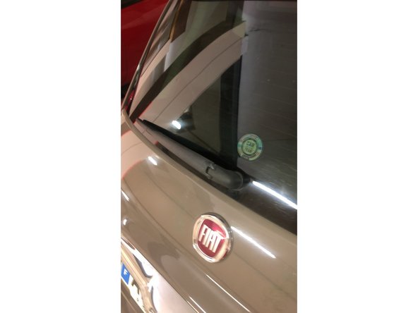 Reposez le bras d'essuie glace contre la vitre arrière