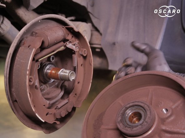 Déposer le tambour en tirant dessus