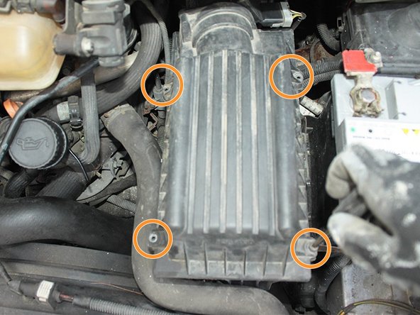 Revisser les 4 vis du couvercle de boite à air avec le tournevis cruciforme.