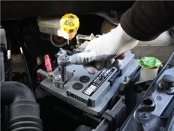 Avec la clé de 10mm desserrer la cosse POSITIVE (+) de la batterie.