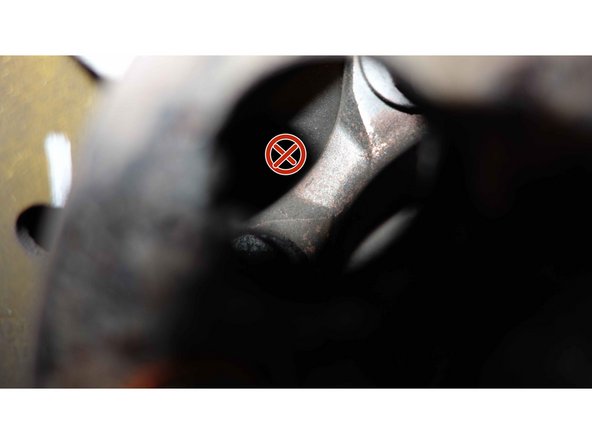 L'assemblage et le positionnement des vis + rondelles + écrous, n'est pas facile car il y a peu très de place. Mais avec du calme et de la dextérité, on y arrive !