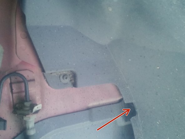 Pour accéder à la dernière vis pousser légèrement le garde boue pour pouvoir l'atteindre. Clé de 10