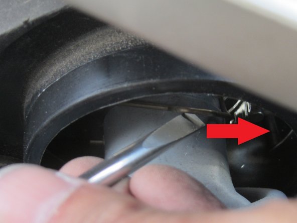 La barette est fixée dans une encoche.