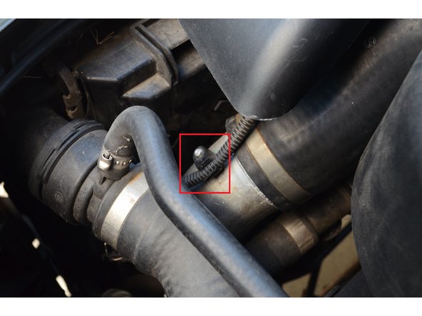 Dégrafez la gaine du crochet.