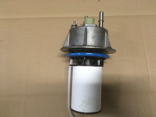 Installer la cartouche en l’insérant dans le couvercle