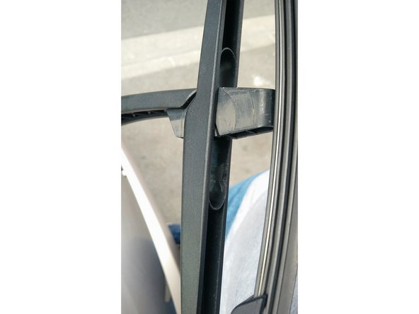 On effectue ce geste ' sans forcer, on doit normalement entendre un &quot;clip&quot;