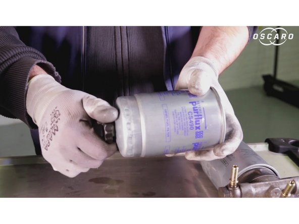 Devisser le bouchon du nouveau filtre à carburant