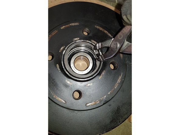 Placez le circlip neuf dans la gorge.