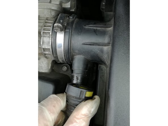 re-clipser le tuyau du renifleur.