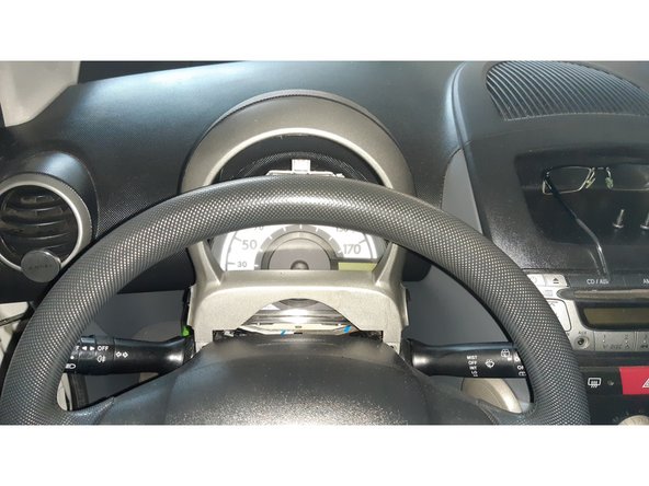 Tirer le capot vers le haut pour le retirer.