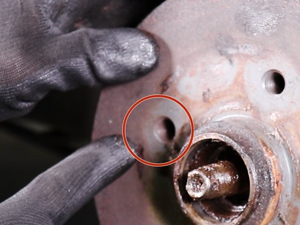 Ne forcez pas trop, si il ne sort pas c'est que le tambour est creusé et que les mâchoires de frein l’empêche de sortir