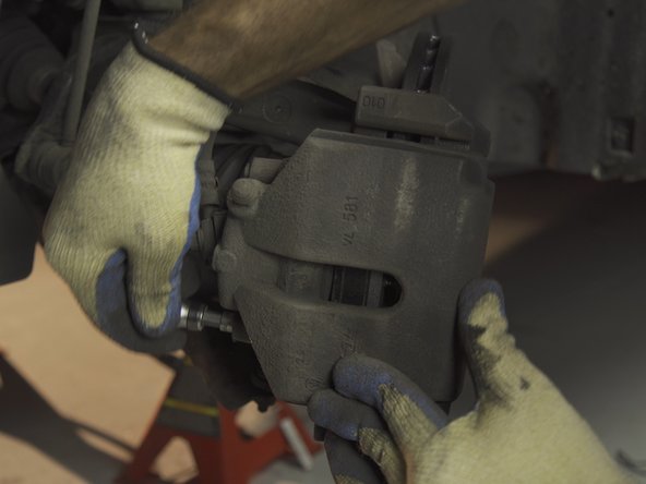 Resserrer les colonnettes  de l'étrier avec un embout Allen de 7 et un cliquet