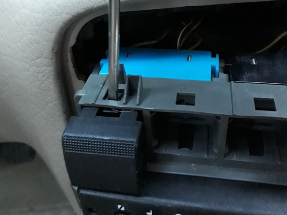 à l'aide d'un tournevis, faire sortir les boutons comme sur la photo 1