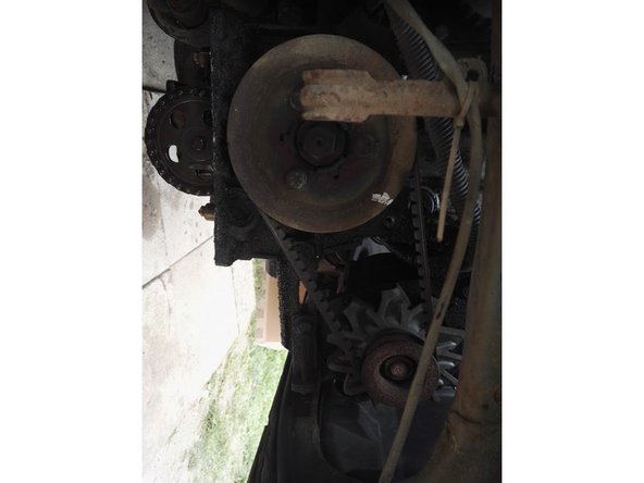 Dévissez légèrement la vis