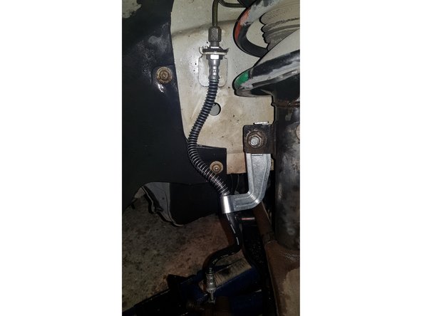 Faites coïncider le méplat de la tête du flexible avec le côté plat du support.