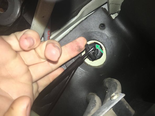 Clipser le câble à récupérer dans l’habitacle et le fixer sur l’extrémité de la pédale