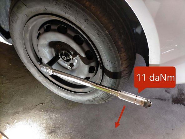 Serrer les vis de la roue au couple de 11 daNm.