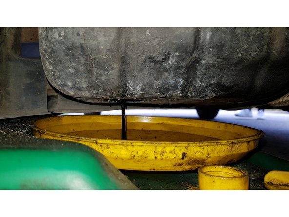 Placez votre bac de vidange sous le carter.