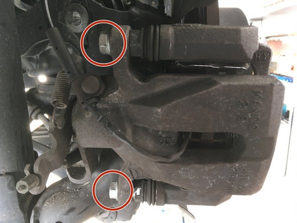 A l'aide de la clé de 17 et de 14 viser les deux vis de l'étrier