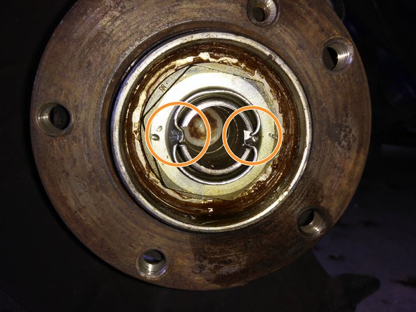 L'écrou est sertie sur l'axe