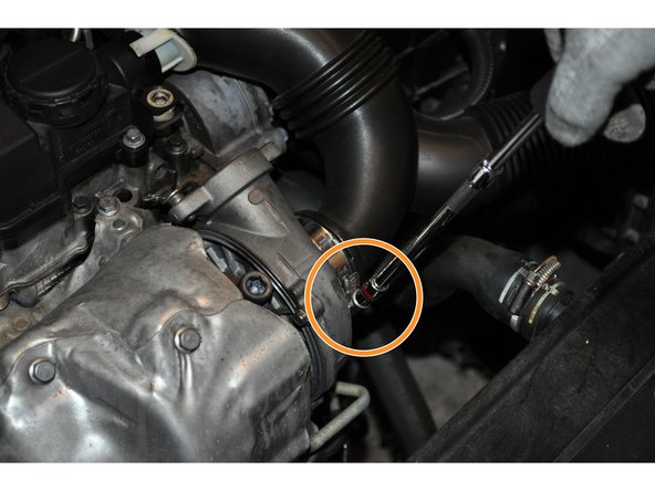 Desserrer le collier de la conduite d'air d'admission du turbo