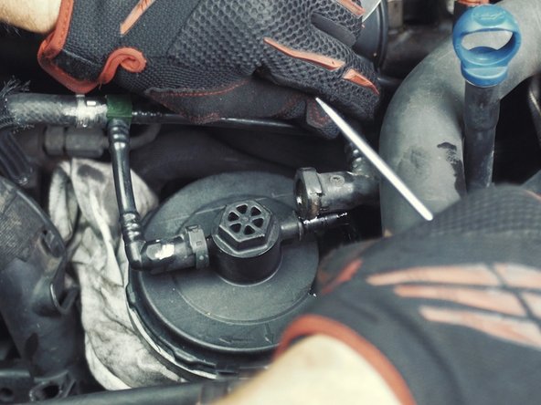 
There could be a bracket on the cooling hose that is blocking the passage of the fuel pipe, it must then be removed to free its passage
