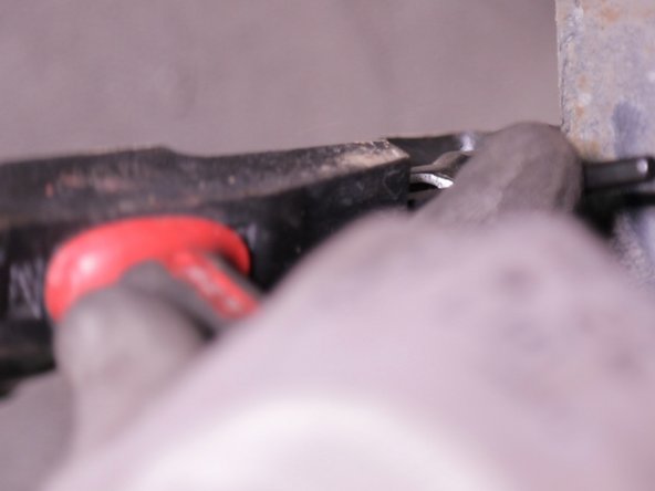 Taper sur la clé allen avec un marteau pour l'enfoncer et avoir un meilleur maintient