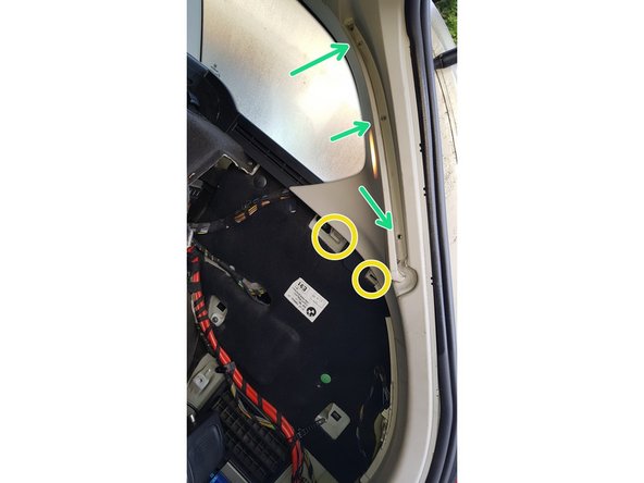 On dévisse ensuite chaque bougie avec une longue douille de 10.