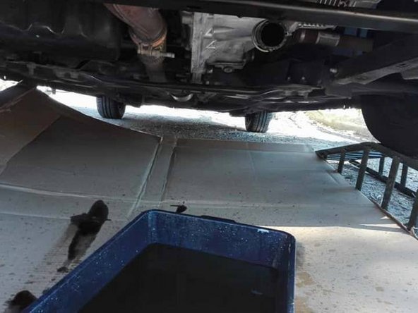 Et laisser le liquide s’écouler dans le bac.